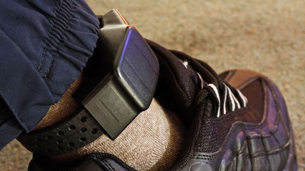 Halucinant! Un bărbat cu ordin de protecție a vândut dispozitivul de monitorizare pe care îl purta: suma cerută 