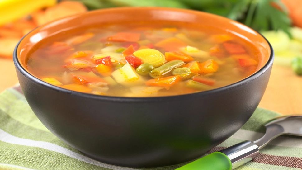 Nu găti după ureche! Ordinea corectă în care se adaugă legumele în ciorbă. Deși pare un simplu detaliu, face diferența