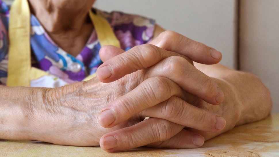 Cu câți BANI rămân pensionarii după facturi și medicamente. Mărturii cutremurătoare: Ne luăm mâncarea pe datorie de la magazin