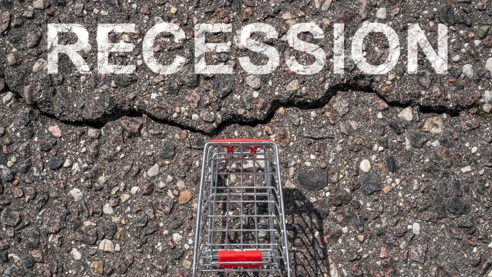 România, la un pas de RECESIUNE! Urmează un nou val de TAXE după alegerile prezidențiale  