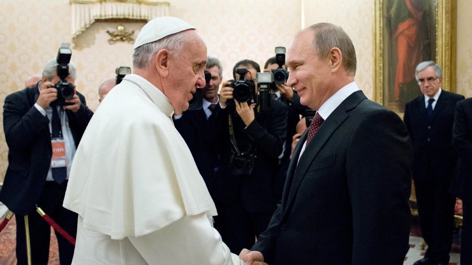 Putin îl omagiază pe Papa Francisc în stil propriu: "A promovat dialogul dintre Biserica Ortodoxă Rusă și cea Catolică"