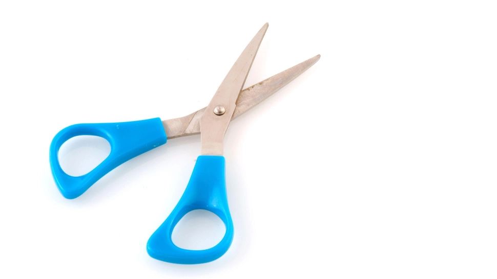 Uluitor: un copil de 13 ani şi-ar fi ameninţat o colegă cu foarfeca, la școală! Anchetă uriașă în judeţul Timiş