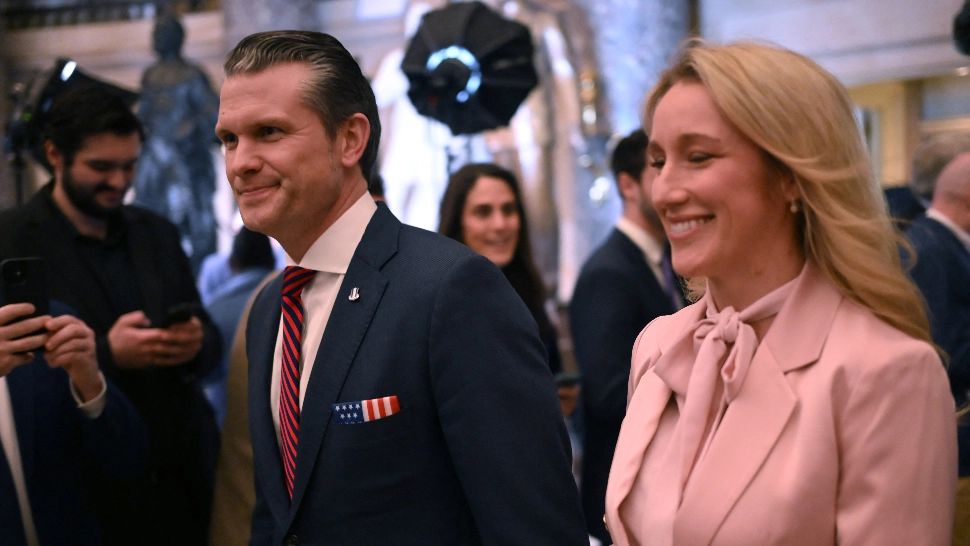 Scandalul secretelor militare transmise pe Signal ia amploare. Şeful Pentagonului și-ar fi inclus în grup soţia, fratele şi avocatul personal - New York Times