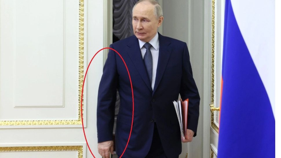 Motivul incredibil pentru care Vladimir Putin ține întotdeauna brațul drept rigid, lipit de corp. Ce ascunde, de fapt, această postură