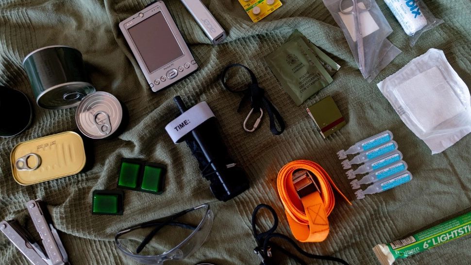 Sfaturi de "supraviețuire" în caz de pană majoră de curent. De la provizii de hrană rece la alfabetul Morse