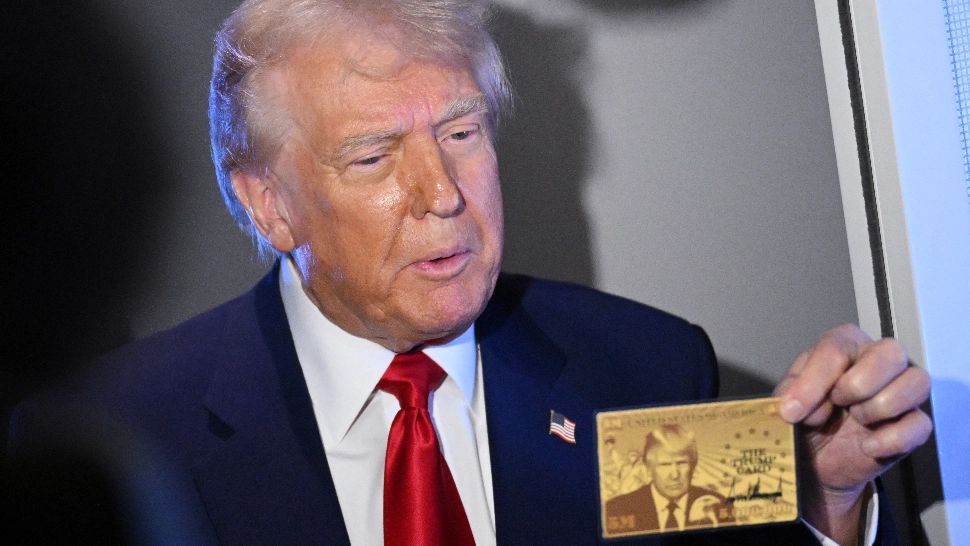 Donald Trump a lansat VIZA de aur pentru imigranții bogați. Primul beneficiar al cardului special a fost chiar liderul american - VIDEO