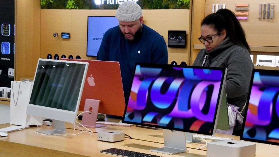 Un economist explică paradoxul prețurilor din America. De ce un renumit parfum este cu 1.000 de lei mai SCUMP în România?