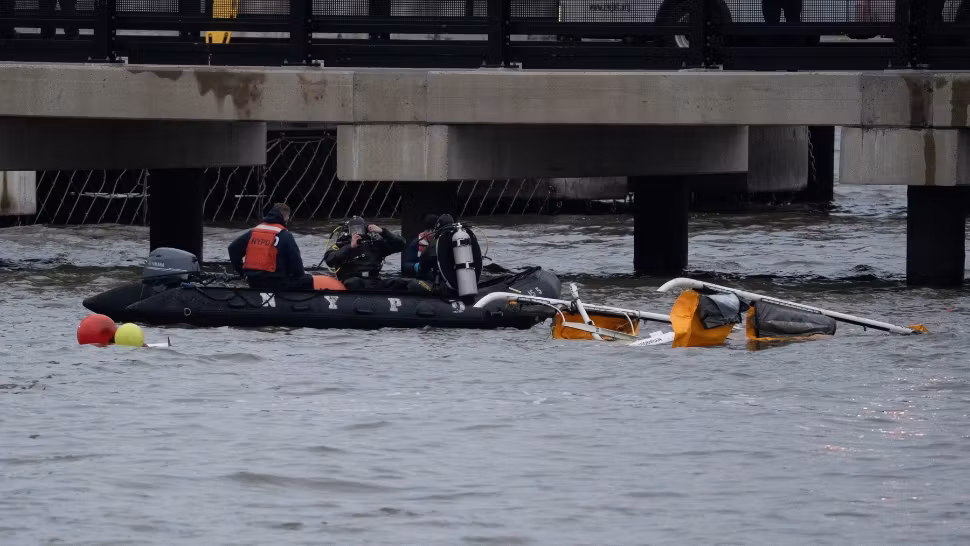 Elicopter prăbușit în fluviul Hudson, la New York. Victimele tragediei aviatice sunt un director al companiei Siemens, soția și copiii