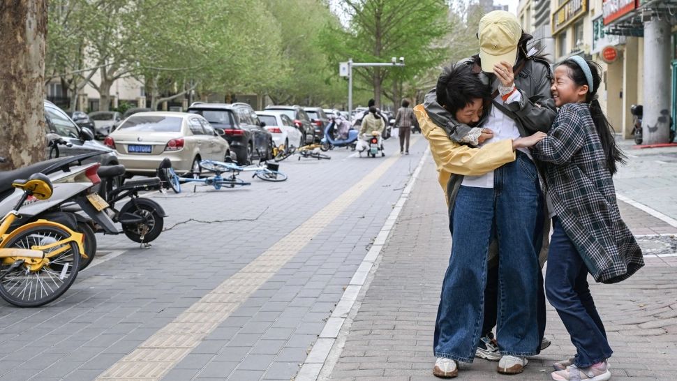 Orașul unde autoritățile le cer oamenilor sub 50 de kilograme să stea în case, ca să nu fie luați pe sus de vânt