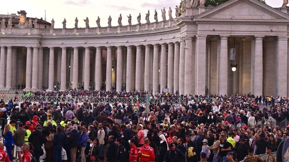 Hotelurile din apropierea Vaticanului profită de mulțimea venită pentru funerariile Papei Francisc și cer prețuri exorbitante