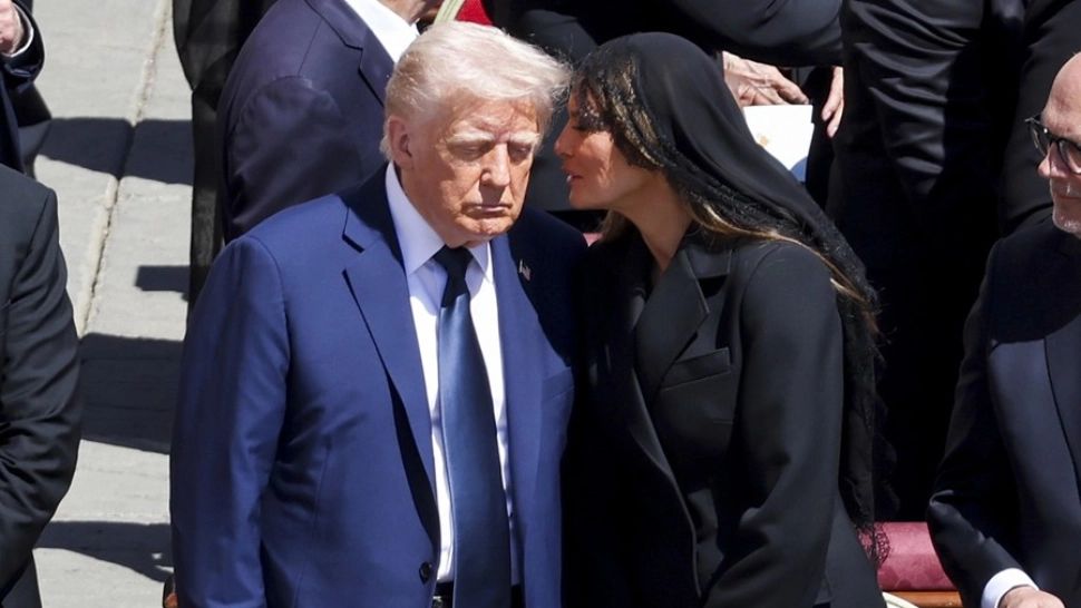 Cum l-a salvat Melania pe Donald Trump de o gafă diplomatică. Un expert în citirea buzelor a descifrat ce i-a șoptit la ureche