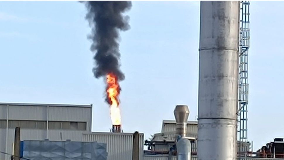 Alertă la Ploiești. Probleme la rafinăriile Petrotel și Brazi, în urma unei CĂDERI TOTALE în sistemul energetic național. Comunicat al Gărzii de Mediu - VIDEO