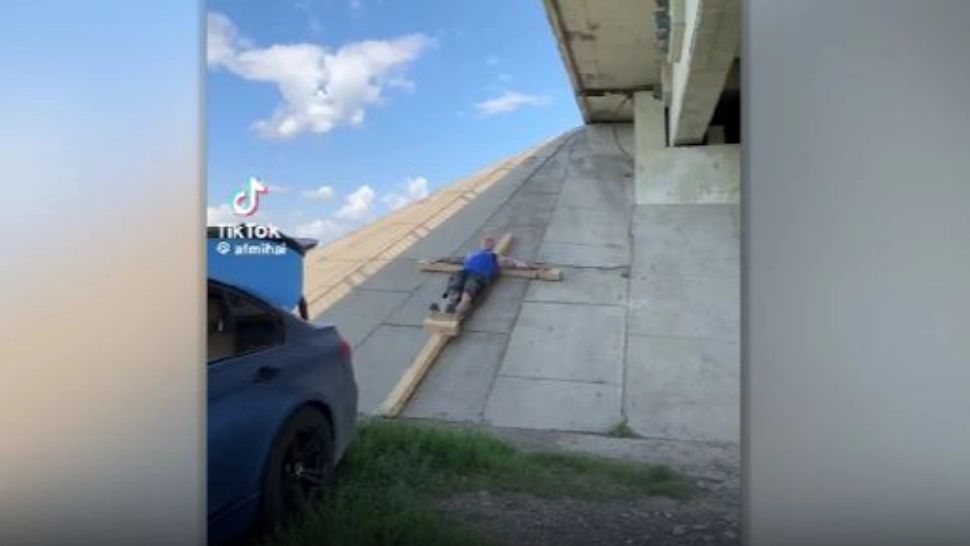 Imagini șocante: luptător MMA răstignit pe cruce și tras de mașină