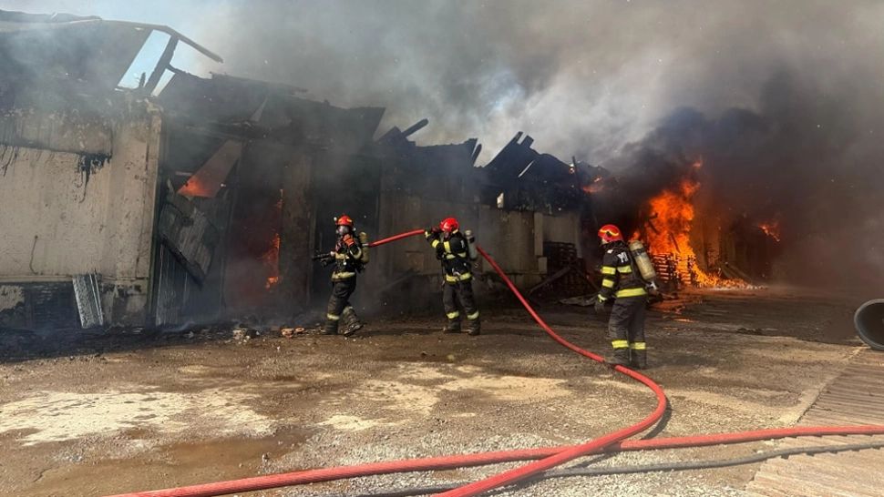 Incendiu devastator la un depozit de electrocasnice din Reghin. Ard aproape 700 de metri pătrați de hale FOTO/VIDEO