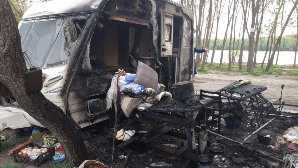Aproape de tragedie, în ziua de Paști. Doi bătrâni, prinși în incendiu, în propria rulotă. Au scăpat teferi, dar cu arsuri grave pe corp
