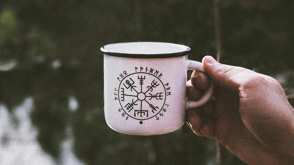 Etalarea runelor: miercuri 4 iunie 2025. Sfaturi și mesaje de la univers pentru toate zodiile