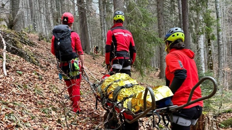Ore de foc pentru salvamontiștii bihoreni. Un turist rănit la un picior și alte 5 persoane neechipate corespunzător, recuperate de pe munte