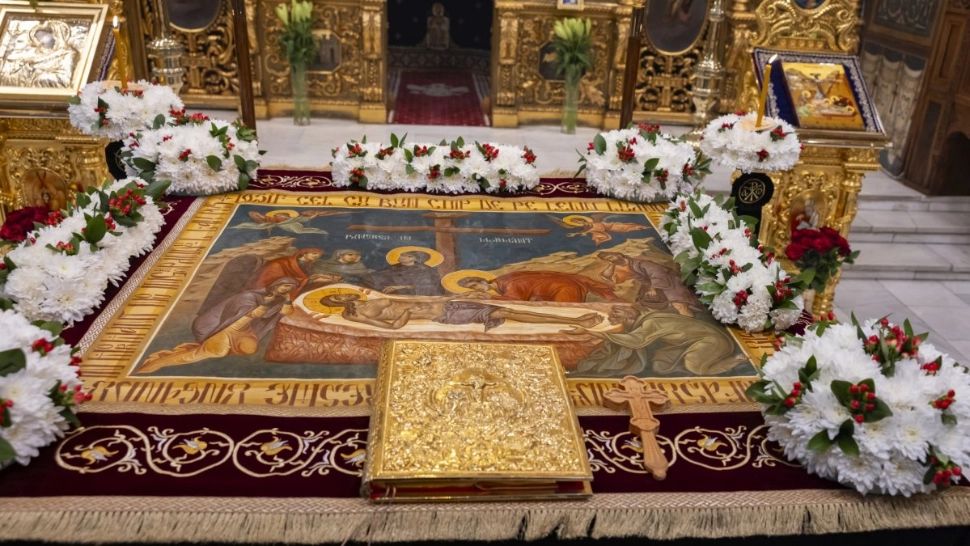 Ce semnifică trecerea pe sub masă în Vinerea Mare. Explicația unui celebru preot privind acest obicei străvechi