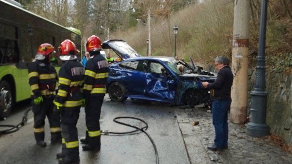 Un autoturism și un autocar s-au ciocnit în Sinaia. A fost chemat elicopterul SMURD pentru intervenție | FOTO+VIDEO