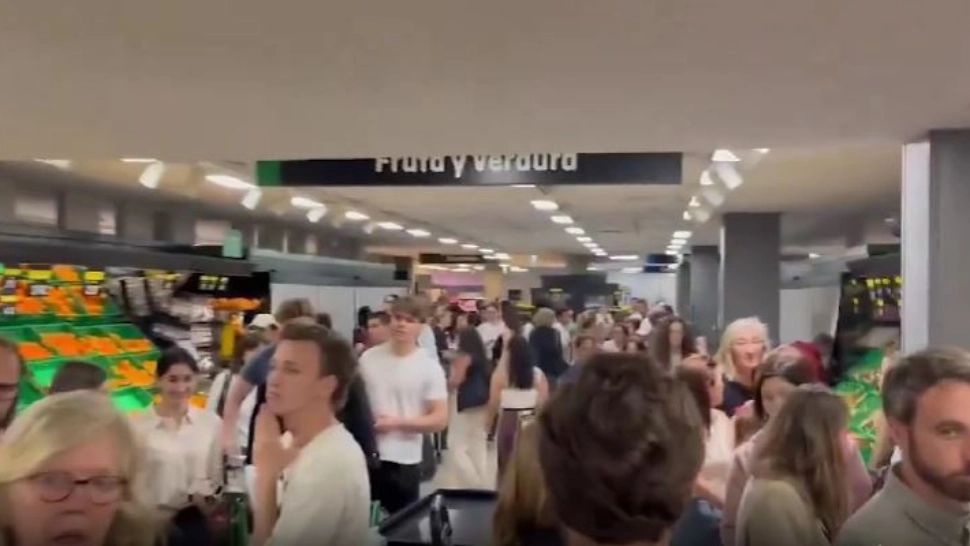 Supermarketurile din Spania și Portugalia, asaltate de oameni. Haos total: toate lanternele și lumânările cumpărate