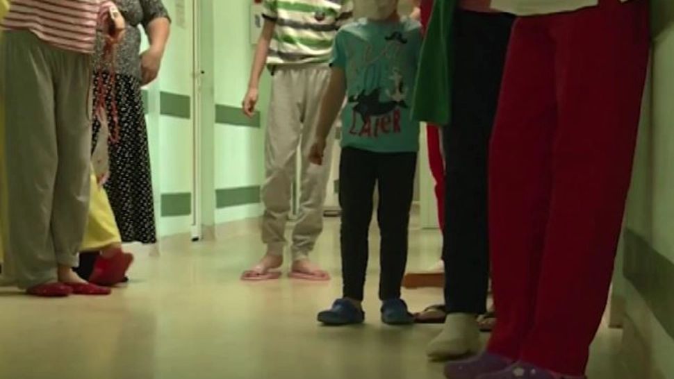 Fetiță de 7 ani, internată de urgență cu meningită. Cursuri oprite la școală