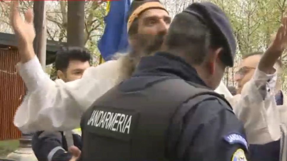 Scandal în fața Tribunalului București. Stegarul Dac, târât de polițiști și legat de targă