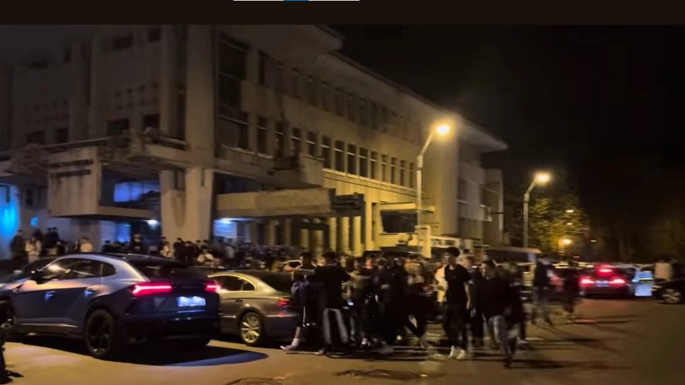 Bal al bobocilor din Baia Mare, oprit de poliție, pe motiv că adolescenții primeau băuturi alcoolice - VIDEO
