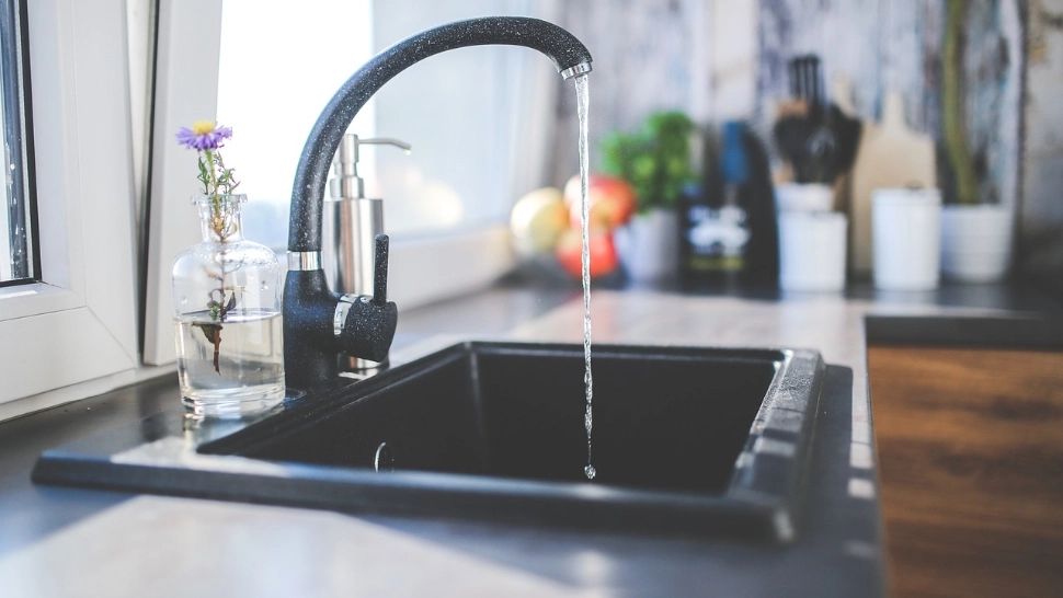 Locuitorii unui oraș din România sunt sfătuiți să evite consumul de apă de la robinet. Oamenii spun că miroase urât și este tulbure