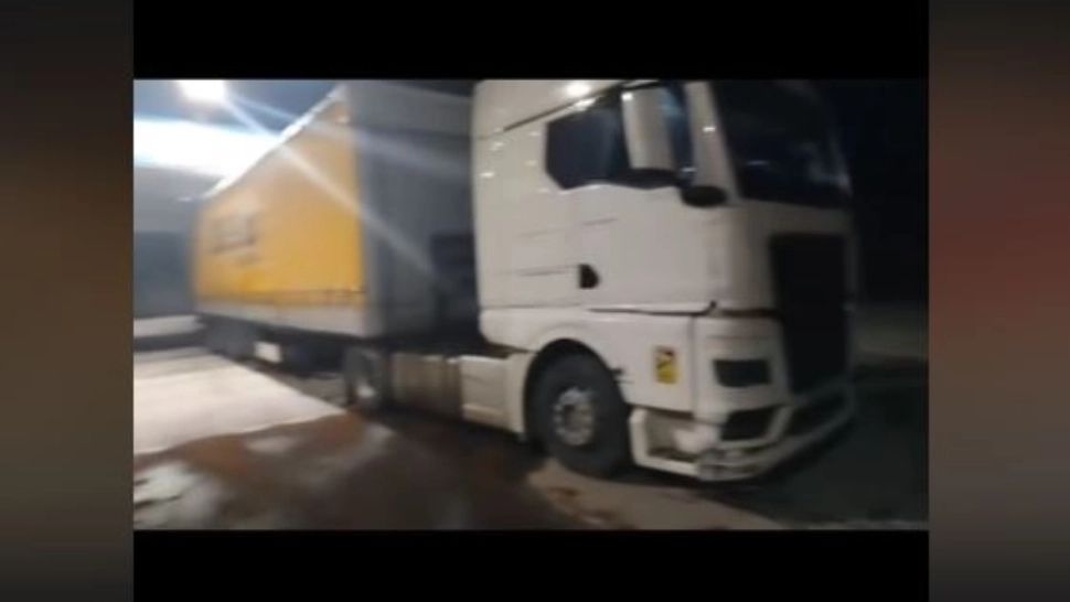 Pericol pe șoselele din Romania. Un șofer turc a condus un TIR cu rezervorul spart