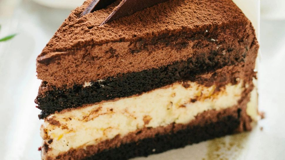 Tort cu blat de cacao. Un desert ideal pentru masa festivă de Paște