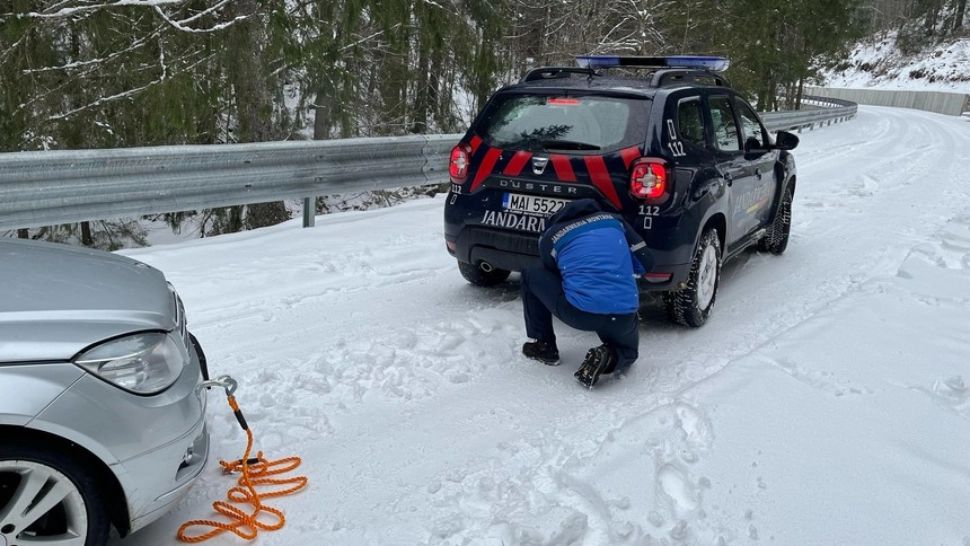 Turiști blocați în zăpadă, în apropiere de Stâna de Vale. Autoritățile au intervenit