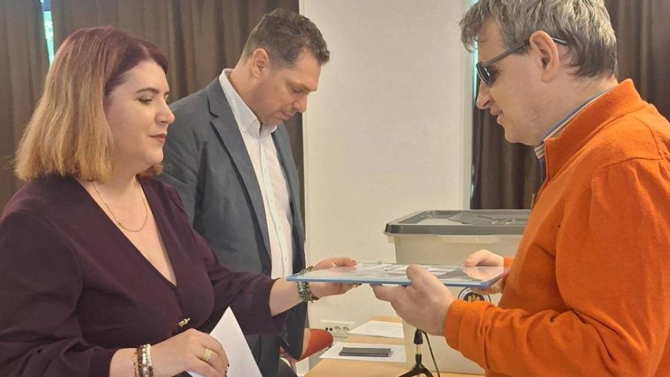 Alegeri prezidențiale 2025. Cum votează persoanele nevăzătoare. AEP a făcut o simulare