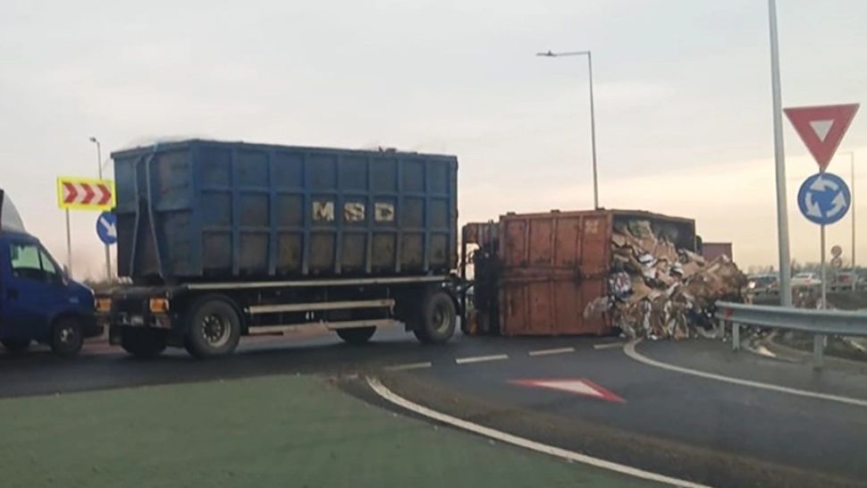 Camion cu deșeuri reciclabile, răsturnat pe Autostrada A7 Buzău-Focşani. Cum s-a întâmplat incidentul