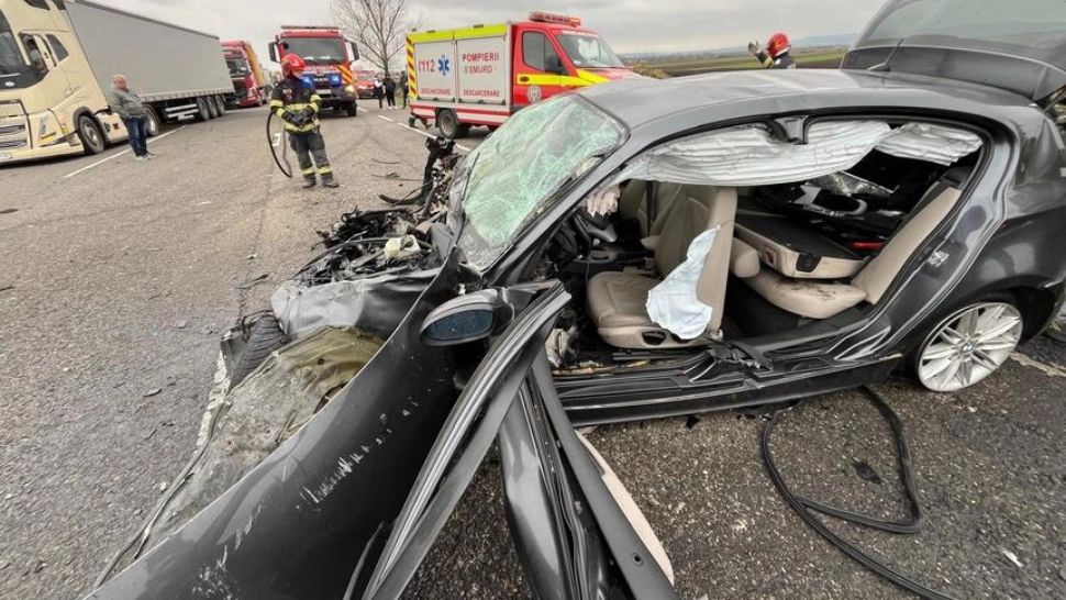 Accident RUTIER cumplit pe DN2 în județul Bacău: un tânăr a pătruns pe contrasens și a provocat un impact frontal