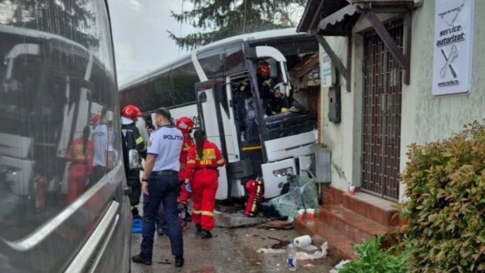 Accident grav în județul Bihor! Un autocar cu 24 de pasageri s-a izbit de un zid: mai multe victime