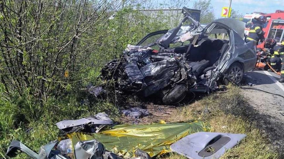 Accident rutier MORTAL în Arad: o femeie și-a pierdut viața, iar doi copii se află în stare gravă în urma impactului