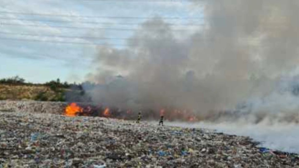 Incendiu puternic la depozitul de deşeuri din Lupac. Intervin pompierii