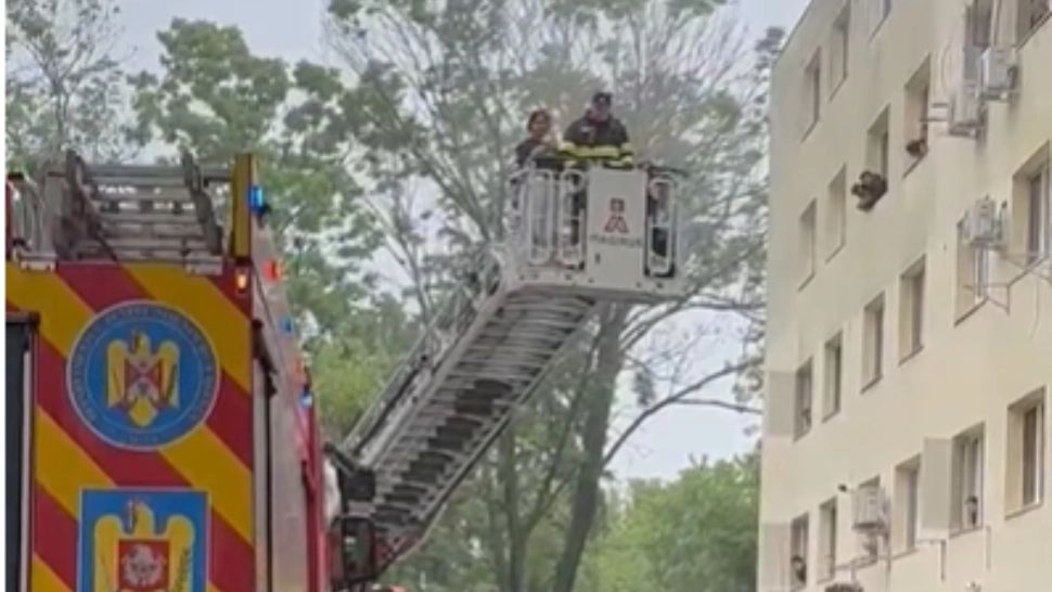 Incendiu într-un bloc din Ploiești. 30 de persoane s-au autoevacuat, altele primesc ajutorul pompierilor 