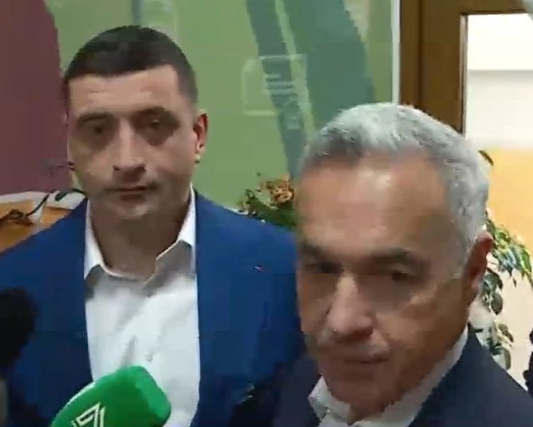 Alegeri prezidențiale 2025. Călin Georgescu, alături de George Simion la secția de votare - mesaj crucial pentru români: "Să fim mulți la vot și vom fi puternici"