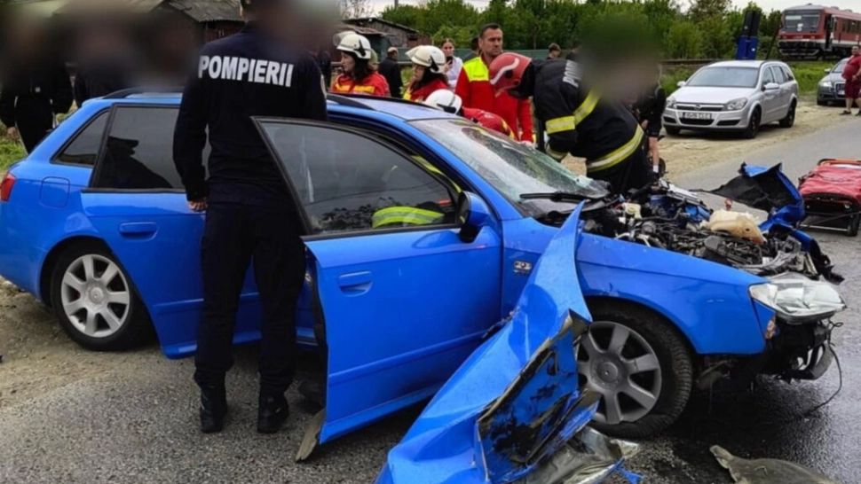 Impact devastator între un tren și un autoturism, în Iași: o tânără de 22 de ani se afla la volanul mașinii
