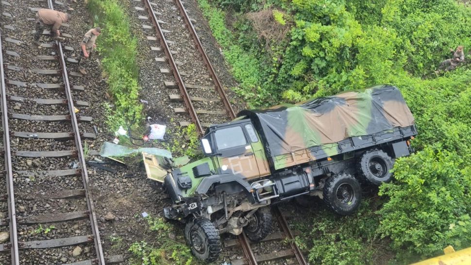 Camion militar francez, prăbușit pe linia de cale ferată. Circulația feroviară pe Valea Oltului este paralizată