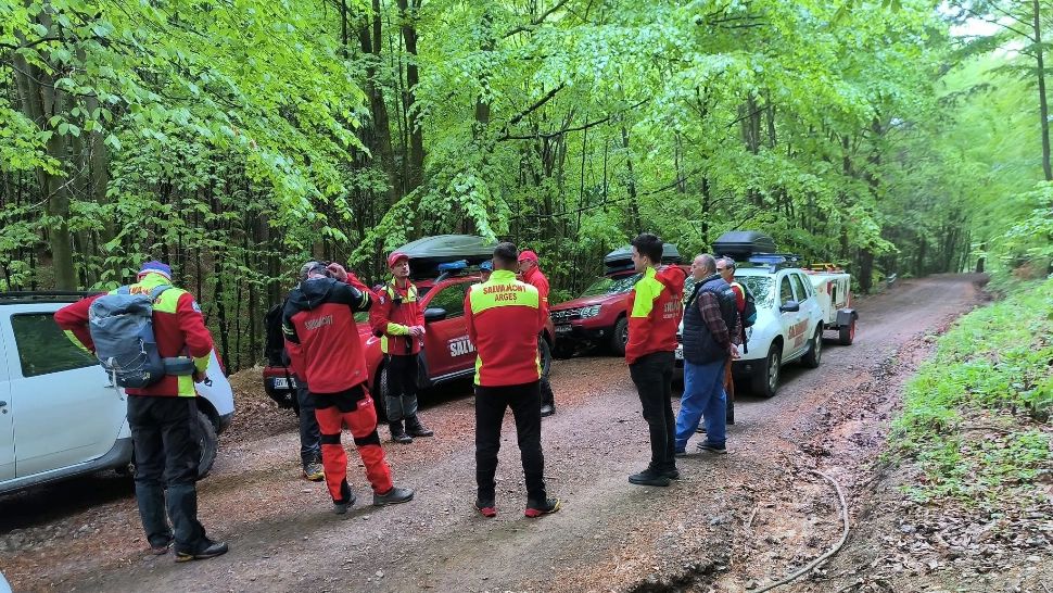 Bătrân dispărut, căutat de salvatorii montani din 3 județe, polițiști, voluntari și unități canine. Bărbatul a fost găsit MORT