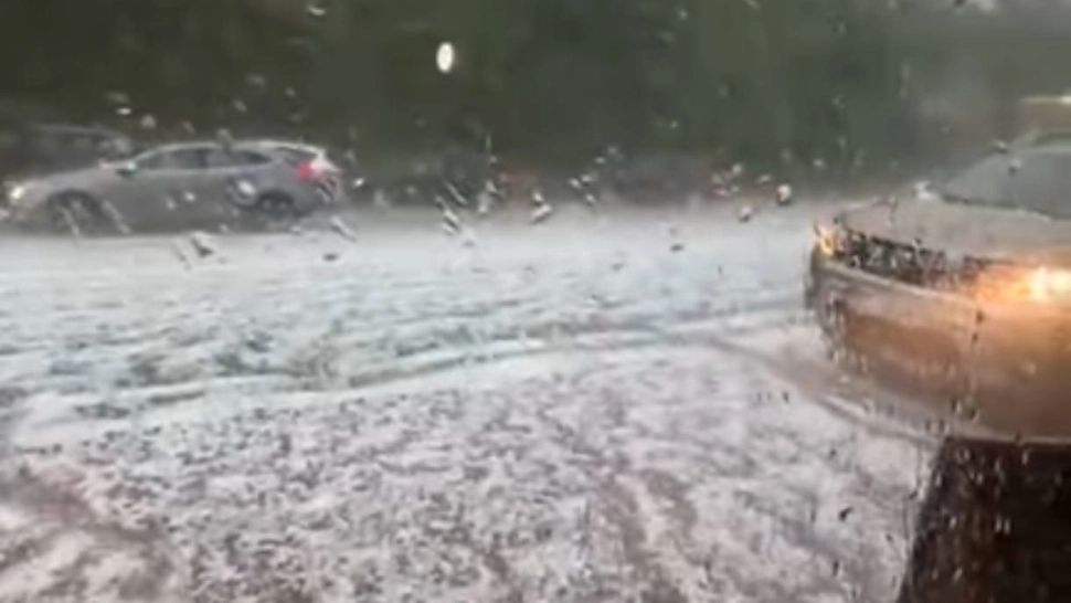 Ploile torențiale cu grindină au făcut ravagii în țară. Mai multe case au fost INUNDATE: cât mai durează episodul de vreme rea