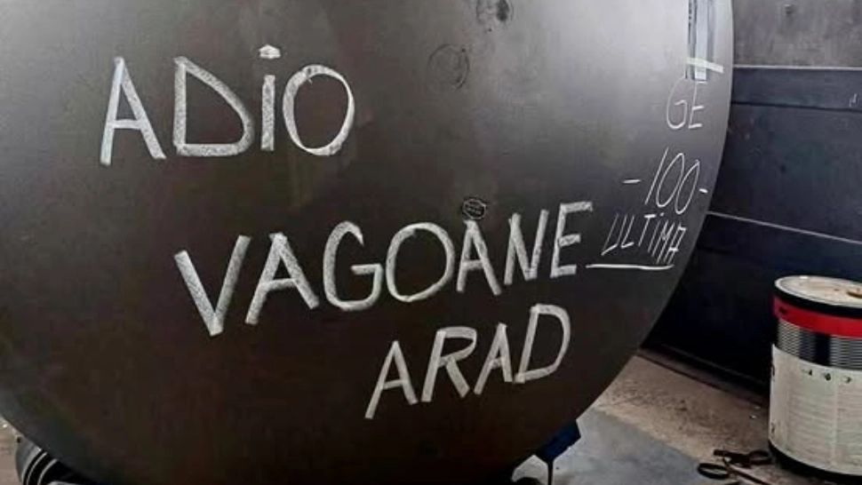 S-a închis Astra Arad. Imagine emoționantă din ultima zi a venerabilei fabrici de vagoane. 700 de oameni au rămas pe drumuri -FOTO