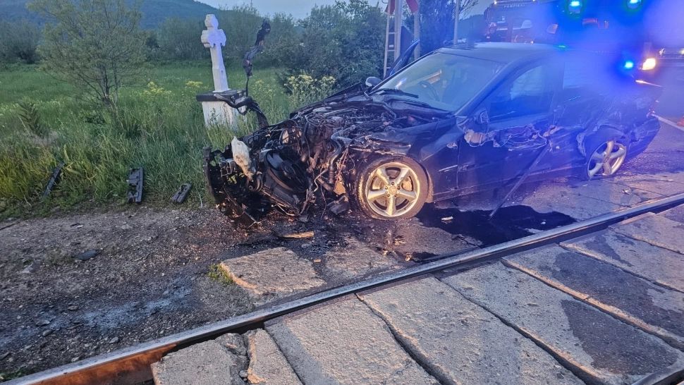 Accident la trecerea de cale ferată în Păltinoasa: trenul Timișoara – Iași a lovit un autoturism în care se aflau două persoane