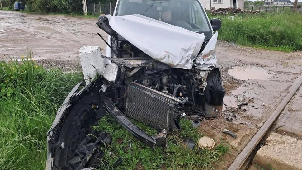 Accident feroviar în județul Suceava: tren avariat după ce a lovit un autoturism la trecerea de cale ferată