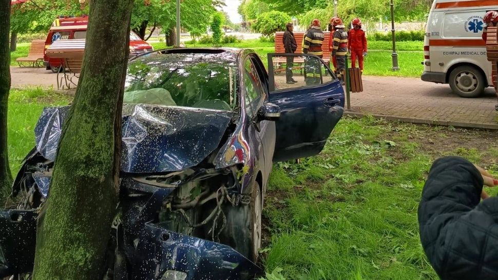 Grav incident în parc: o șoferiță a intrat cu mașina pe spațiul verde și s-a oprit într-un copac după ce i s-a făcut rău la volan