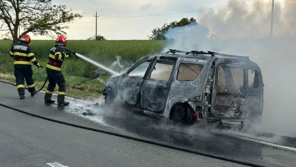 Mașină cuprinsă de flăcări pe DN5B. Trei persoane se aflau în interiorul autoturismului
