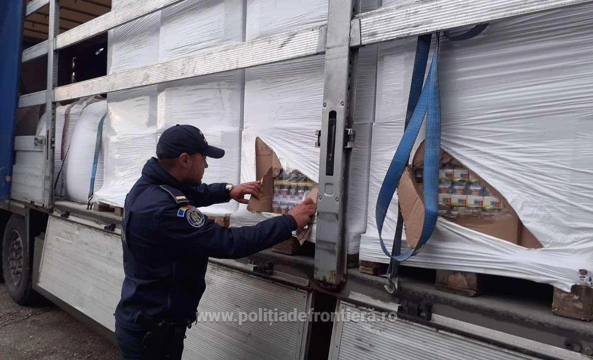 Captură de peste 1,2 milioane de euro în Giurgiu. Ce se ascundea într-un TIR care transporta paleți - FOTO