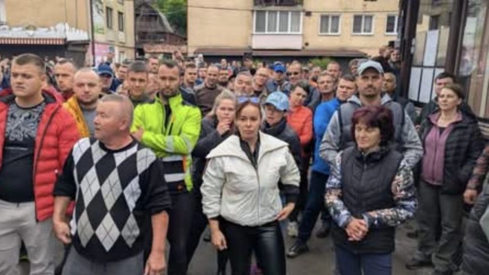 Situația explozivă la Salina Praid. Localnicii disperați s-au adunat la intrare. Un șef a demisionat, premierul ungar Viktor Orban a intervenit direct - VIDEO